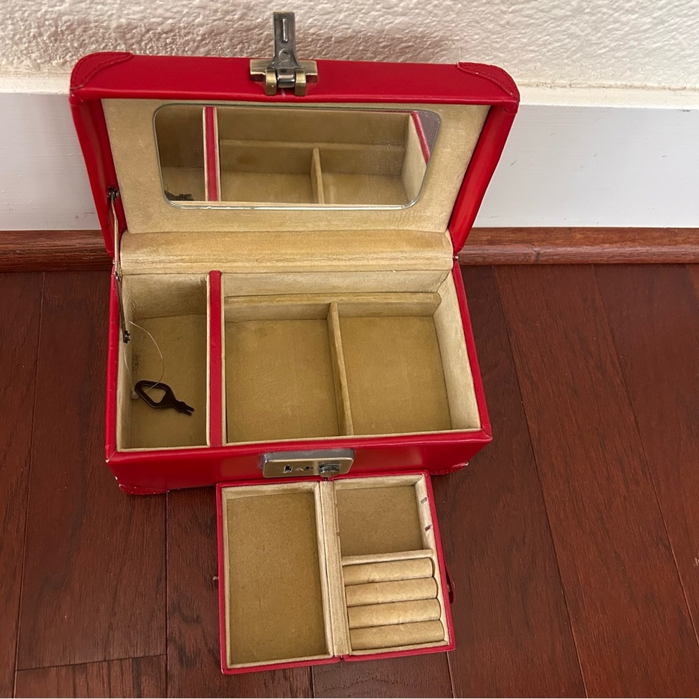Red Lockable Jewelry Box w/ Mirror Travel Case Insert Key & Velvet Compartments - Picture 4 of 15